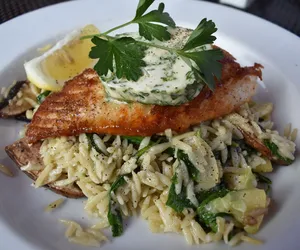 Risotto à la milanese z dorszem i szpinakiem. Elegancki obiad na każdą okazję