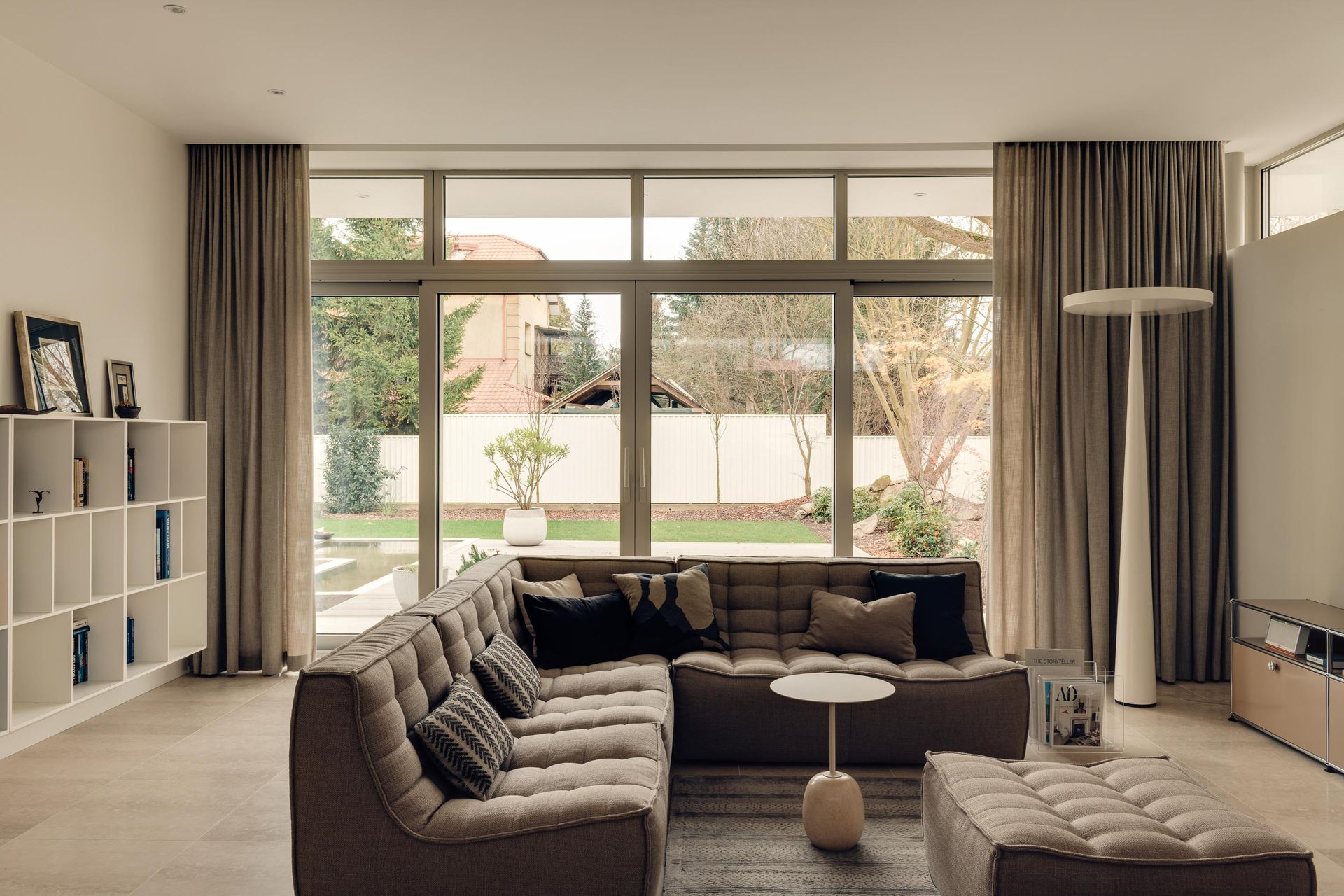 Dom z lewitującym dachem pod Warszawą. Fot. ONI Studio