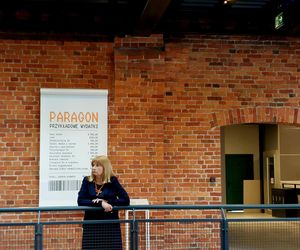Tę wystawę współtworzyły osoby z niepełnosprawnościami. Można zobaczyć film, jak osobie na wózku trudno się na nią dostać 