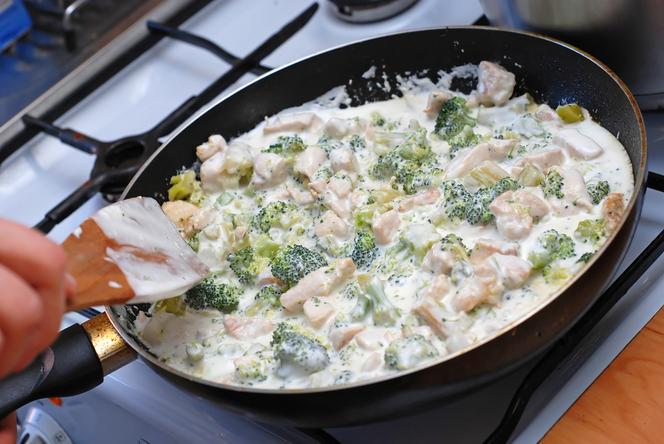 Kurczak w czosnkowym sosie śmietanowym z brokułami: przepis na pyszny keto obiad