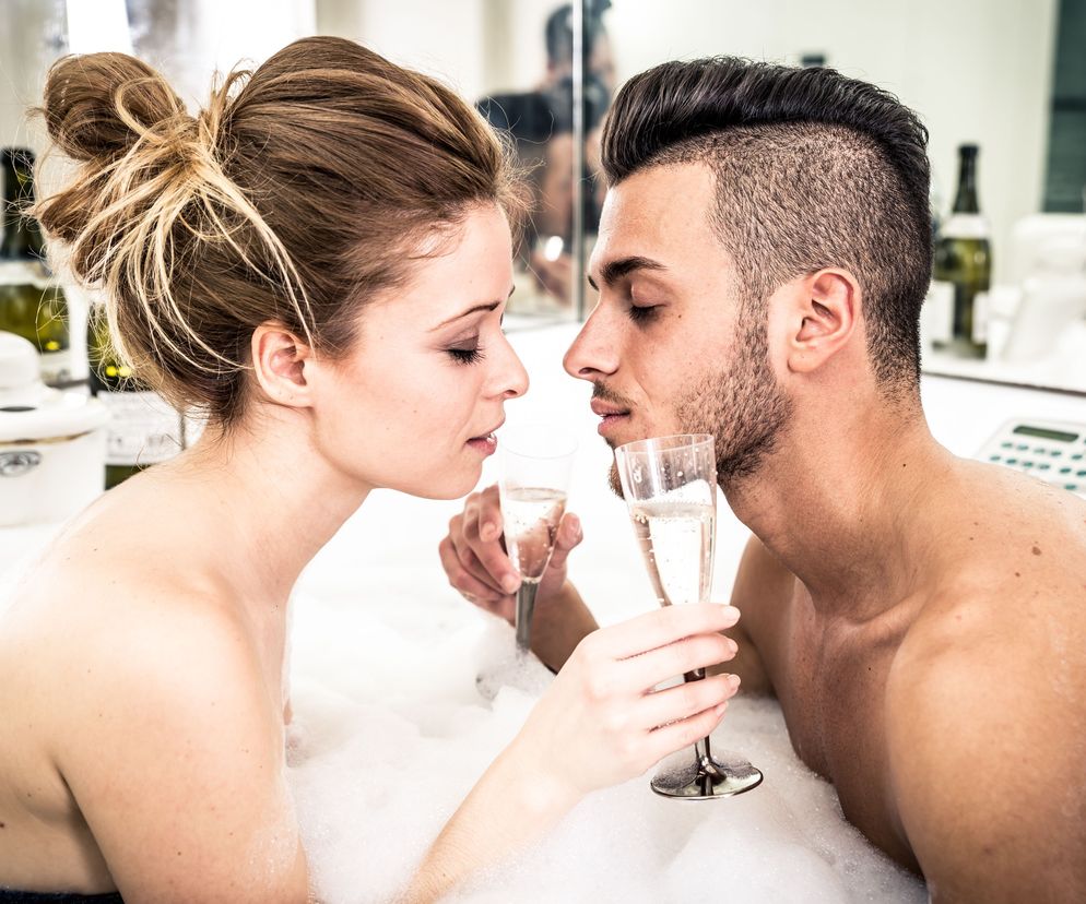 Komfort uprawiania seksu w wannie podniosą lubrykanty, ponieważ woda zmywa naturalne nawilżenie penisa i pochwy.