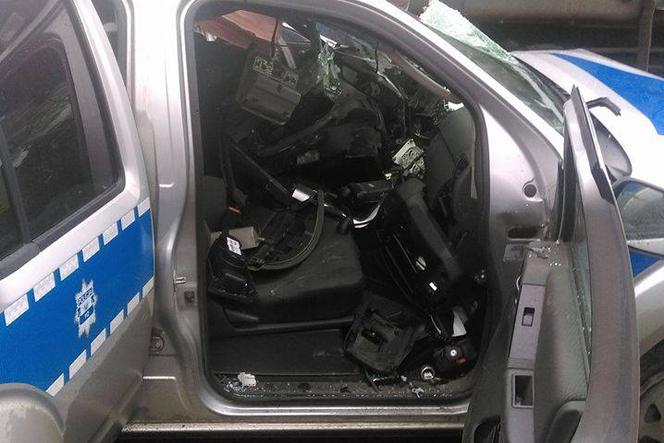 Wrocław: Pociąg uderzył w radiowóz na przejeździe kolejowym. Nie żyje policjant [ZDJĘCIA, WIDEO, AKTUALIZACJA, AUDIO]
