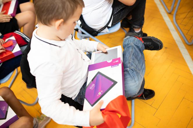 Nie każdy może mieć taki tablet. Uczniowie SP nr 17 w Płocku dołączyli do programu "Lekki plecak"