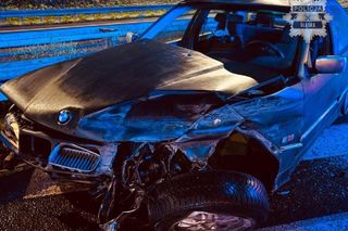 W środku nocy rozbił bmw o bariery. Kierowca nie żyje