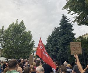 Manifestacja Nigdy nie będziesz szła sama w Warszawie. Strajk Kobiet pod Komendą Stołeczną Policji