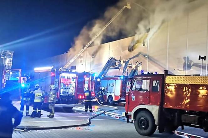 Pożar zakładów Tarczyński pod Wrocławiem. Zdjęcia straży pożarnej