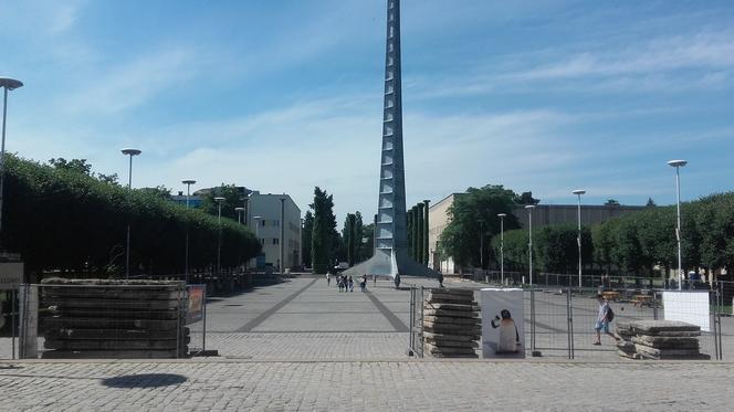 Położenie iglicy przesunięte w czasie. Turyści narzekają na bałagan [WIDEO, AUDIO]