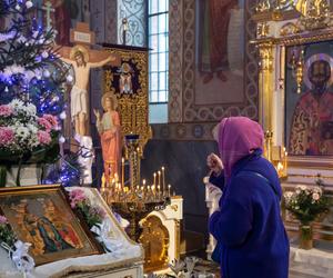 Księża trzykrotnie zanurzyli krzyż w Bugu. W Sławatyczach obchodzono Święto Jordanu