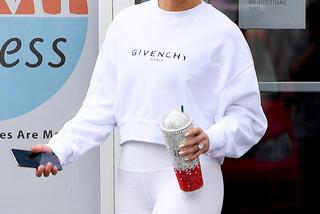 Jennifer Lopez cała na biało wychodzi z siłowni
