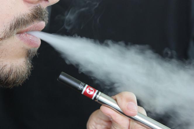 Nawet 500 zł mandatu grozi za palenie e-papierosa w miejscu do tego nieprzeznaczonym
