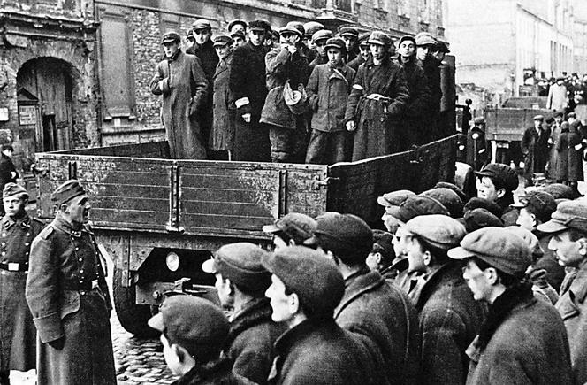 Żydzi wywożeni do pracy przymusowej, getto, Warszawa, 1941. 