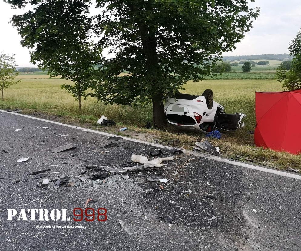 Martwy 44-latek i 6 rannych osób wyciągnięci z rozbitego forda i skody. Fatalny wypadek pod Krakowem [ZDJĘCIA, AKTUALIZACJA]
