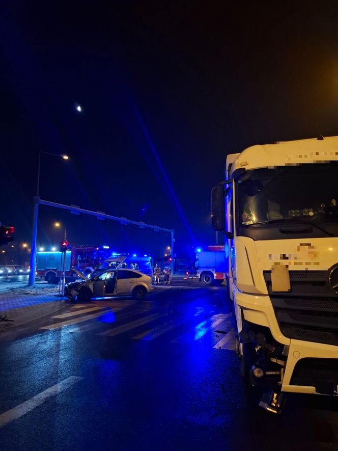 Zderzenie samochodu osobowego i ciężarowego na największym skrzyżowaniu w Lesznie