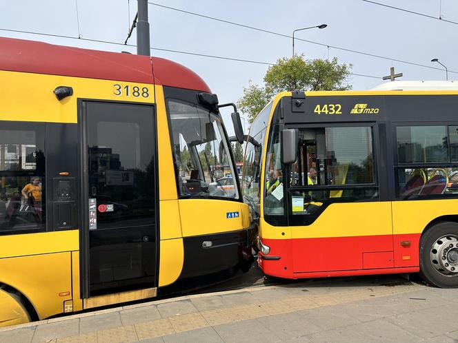 Czołowe zderzenie autobusu miejskiego z tramwajem. Kierowca zasłabł za kierownicą