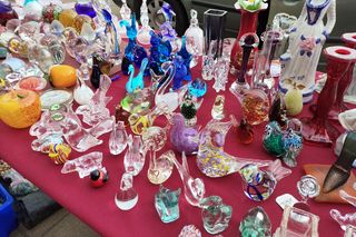 Wyjątkowe antyki ponownie zagościły na Placu Zamkowym w Lublinie. Tak wygląda wrześniowa Lubelska  Giełda Staroci [GALERIA]