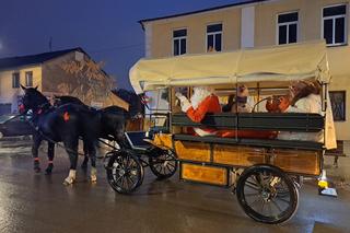 Wystartował Jarmark Bożonarodzeniowy w Końskich. W rynku odpalili choinkę