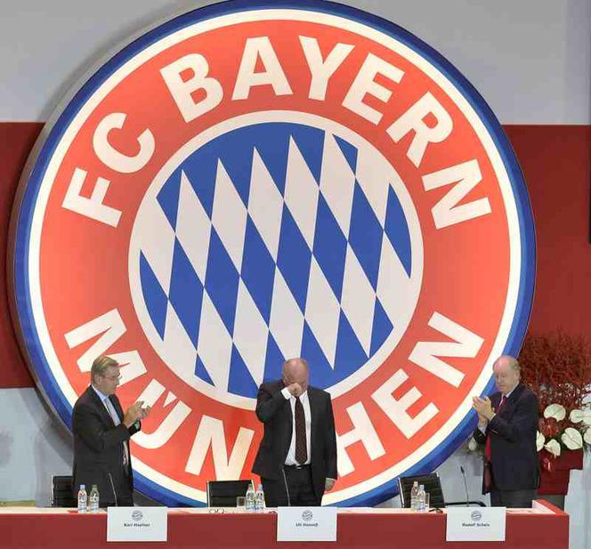 Uli Hoeness płacze na walnym zgromadzeniu Bayernu Monachium