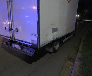 Ze wstępnych ustaleń policjantów wynika, że kierujący samochodem typu BUS nie ustąpił pierwszeństwa przejazdu kierującemu motocyklem Suzuki. Motocyklista poniósł śmieć na miejscu.