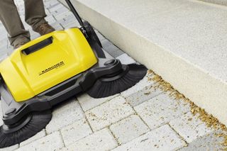 Jak łatwo i szybko zamiatać ścieżki ogrodowe, tarasy i podjazdy. Zamiatarki mechaniczne