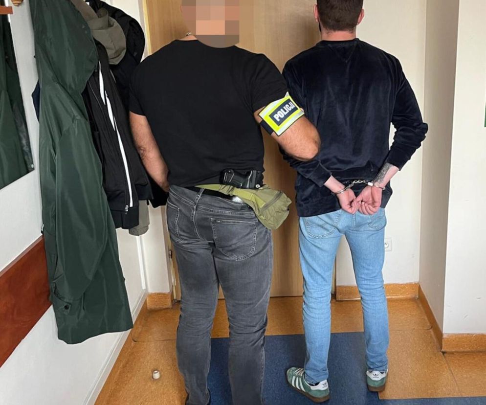 Kierowca z zakazem staranował radiowóz. Uciekł, bo zgłodniał i spieszył się do żony