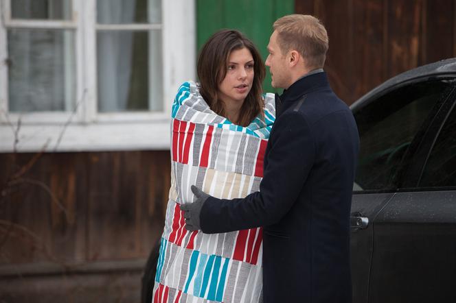 To nie koniec świata 2 sezon odcinek 14 (odc. 1). Paweł (Krystian Wieczorek), Anka (Karolina Gorczyca)
