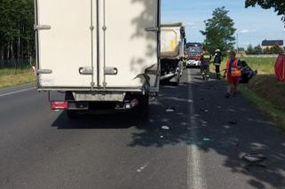 Wypadek koło Bełchatowa. Seat rozpadł się na kawałki