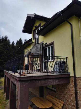 Stara Wieś. W domu jednorodzinnym URWAŁ SIĘ balkon! Trzy osoby w szpitalu
