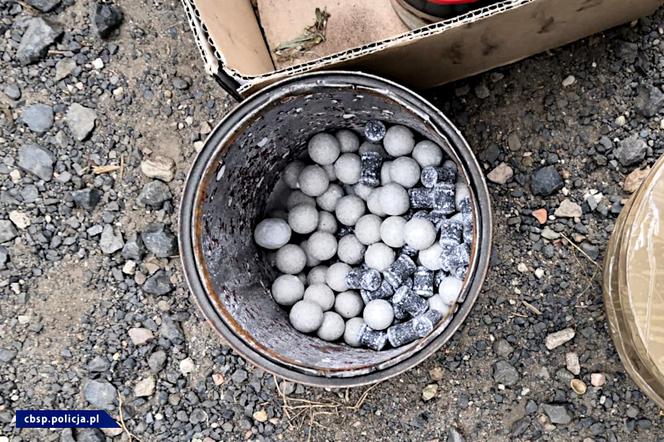 Funkcjonariusze przejęli dziesiątki kilogramów materiałów wybuchowych