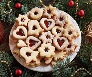 Ciasteczka na choinkę to nie tylko dekoracja, ale też smak świąt. Sprawdź, jak zrobić je szybko i efektownie