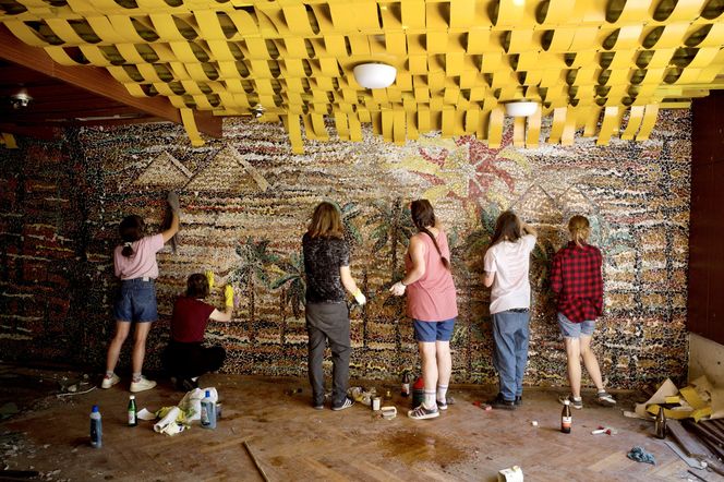 Czyszczenie mozaiki w Kiekrzu z bazgrołów