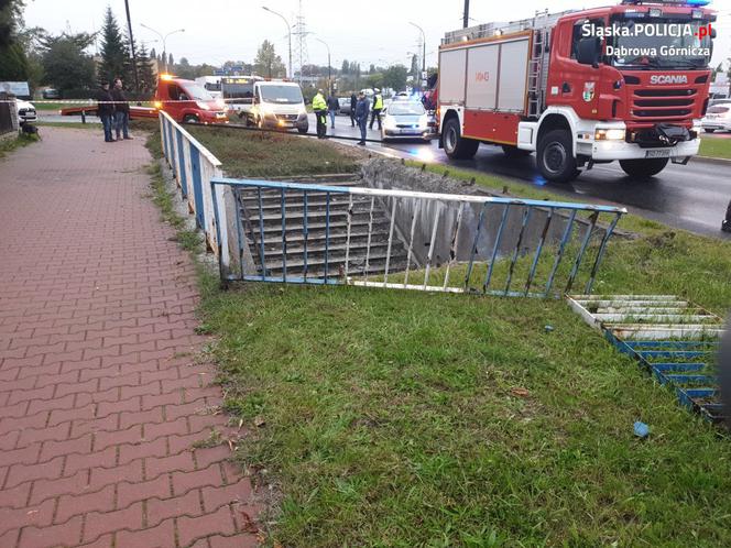 Przerażający wypadek w Dąbrowie Górniczej. Renault Clio dachowało w tunelu