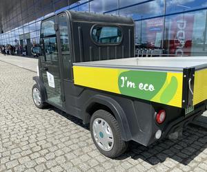 Zazieleniony teren parkingu i pasażu przed terminalami Katowice Airport