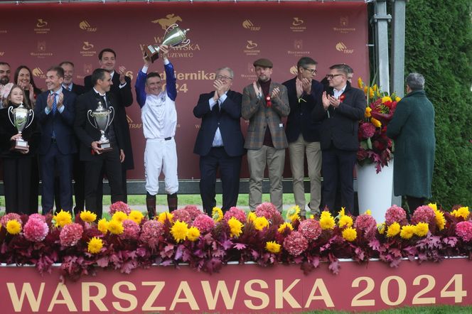 Trzaskowski w kaszkiecie na wyścigach konnych