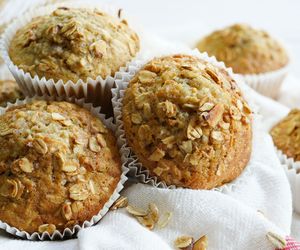 Owsiane muffinki z kubeczka. Genialny patent z TikToka na pyszne śniadanie w 20 minut