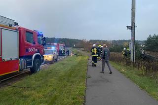 Poważny wypadek w Obrowie. Dachował samochód osobowy. Dwie osoby w szpitalu