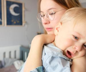 Niebezpieczny trend coraz modniejszy wśród rodziców. Lekarz zdecydowanie odradza