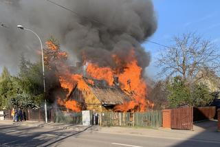 Pożar domu w Białymstoku. Strażacy uratowali sąsiedni budynek [WIDEO] [ZDJĘCIA]