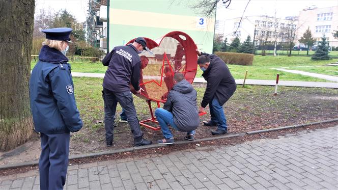 Więźniowie stworzyli ogromne metalowe serce na nakrętki. Zobacz zdjęcia!