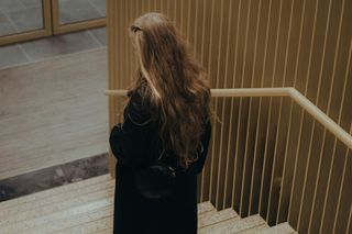 Jesienna garderoba minimalistki. Co warto mieć w szafie, by wyglądać stylowo?