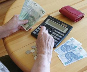 100 tys. emerytów w Polsce czeka na decyzję rządu. Czy odzyskają stracone pieniądze? 