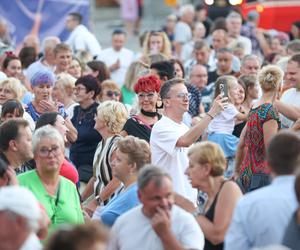 Potańcówka przed teatrem w Katowicach