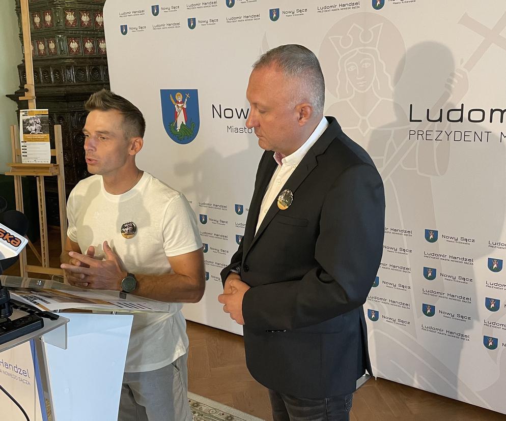 Dariusz Popiela i prezydent Nowego Sącza Ludomir Handzel podczas konferencji prasowej