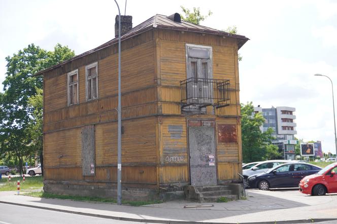 Drewniany zabytkowy dom w centrum Białegostoku. To część "Kwartału Kaczorowskiego" przy ul. Mazowieckiej