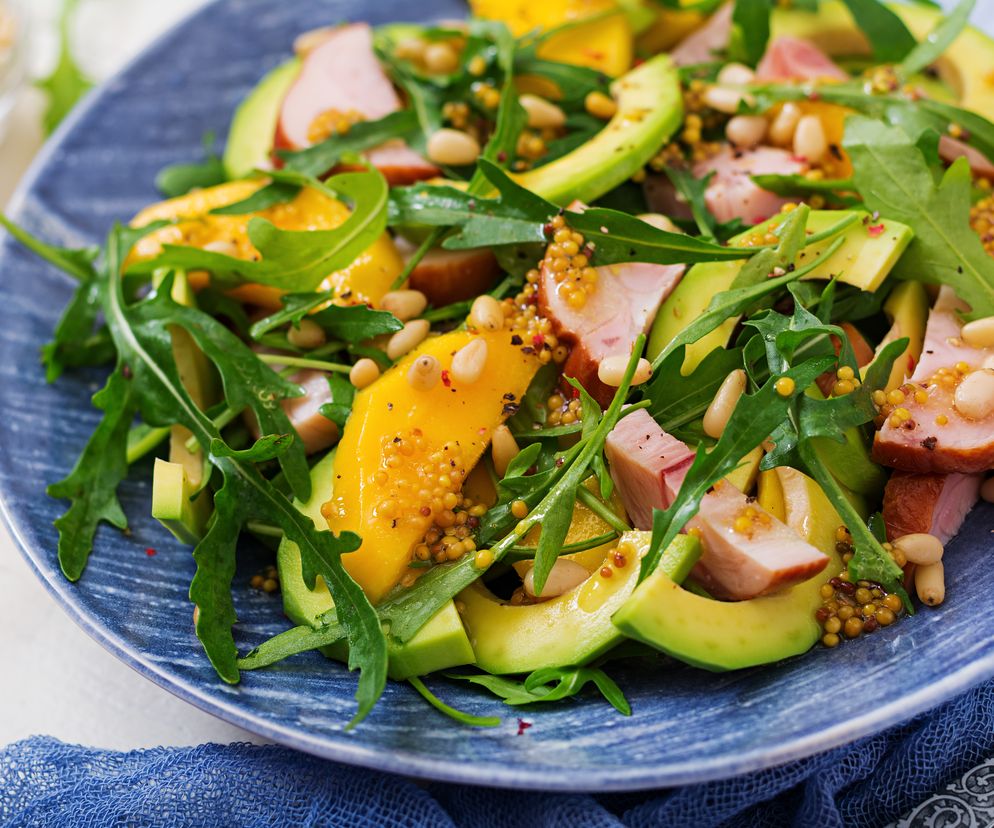 Lekka sałatka z wędzonym kurczakiem i awokado