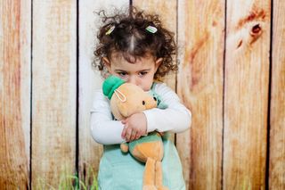 Ukochana zabawka dziecka zaginęła? Psycholog: „To szansa na cenną lekcję”