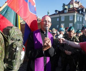 Metropolita warszawski abp Adrian Galbas z uczestnikami 45. Warszawskiej Akademickiej Pieszej Pielgrzymki Metropolitalnej na Jasną Górę