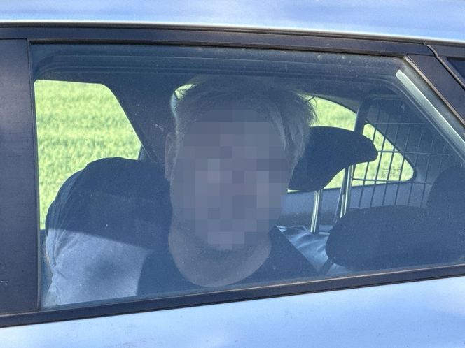 Nietrzeźwy utopił terenówkę w stawie. Potem zaczął pływać i śpiewać