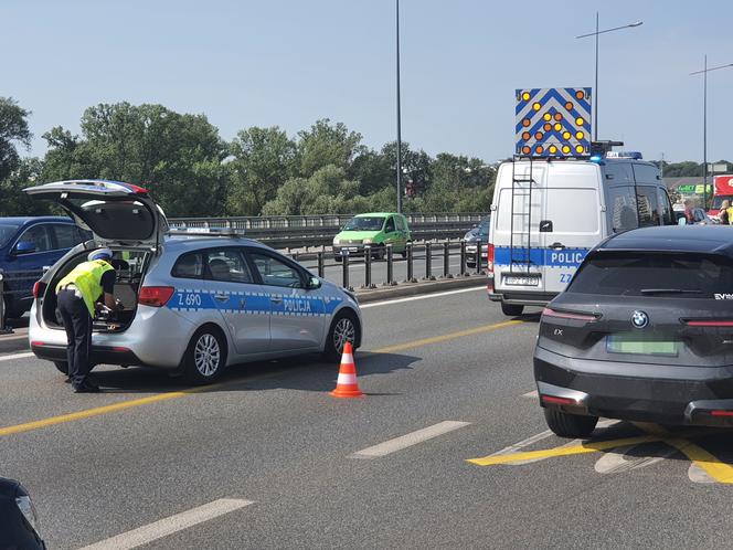 Karambol na Moście Łazienkowskim! Dwie osoby trafiły do szpitala, gigantyczny korek do centrum