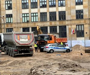 Wykopali ludzie szczątki w samym centrum Warszawy. Robotnicy wykopali kości podczas prac ziemnych