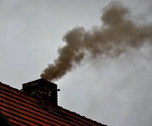 Krakowianka paliła w piecu płytami meblowymi. Sąsiedzi zobaczyli czarny dym z komina